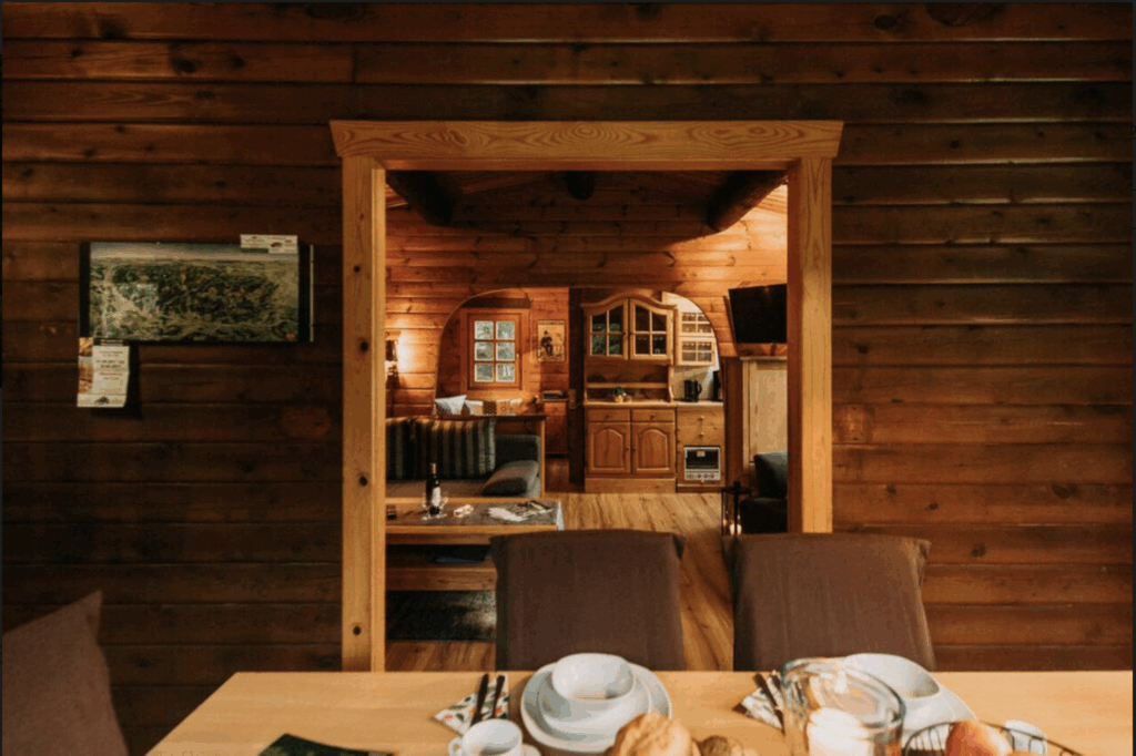 Innenansicht der Blockhaushütte